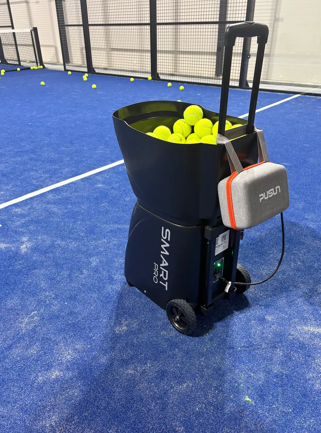 SMART PRO padelmaskine på blå bane